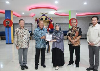 Jalin Persahabatan, Konsulat Jepang Serahkan Omikoshi Ke UB