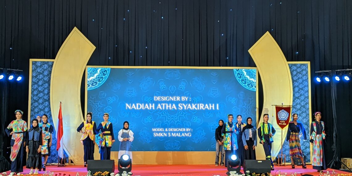 Fashion Show SMKN 3 Malang Tampilkan Kain Sibori UKM Kecamatan Sukun