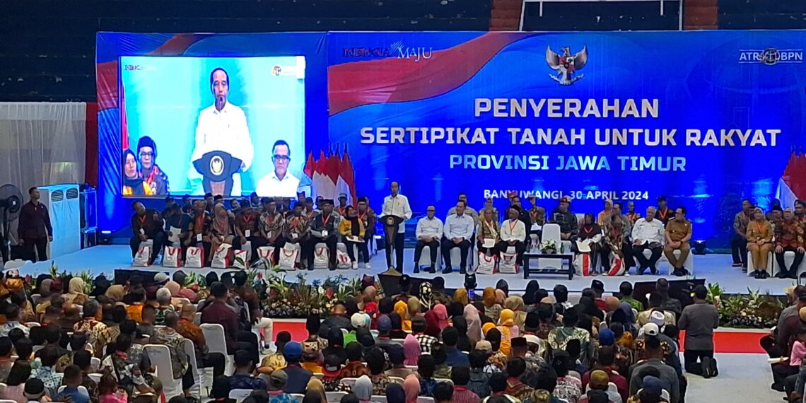 Korem 083/ Bdj Sukseskan Pembagian Sertifikat Tanah oleh Presiden Jokowi di Banyuwangi