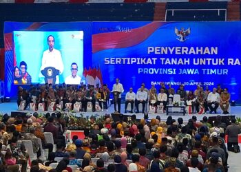 Korem 083/ Bdj Sukseskan Pembagian Sertifikat Tanah oleh Presiden Jokowi di Banyuwangi