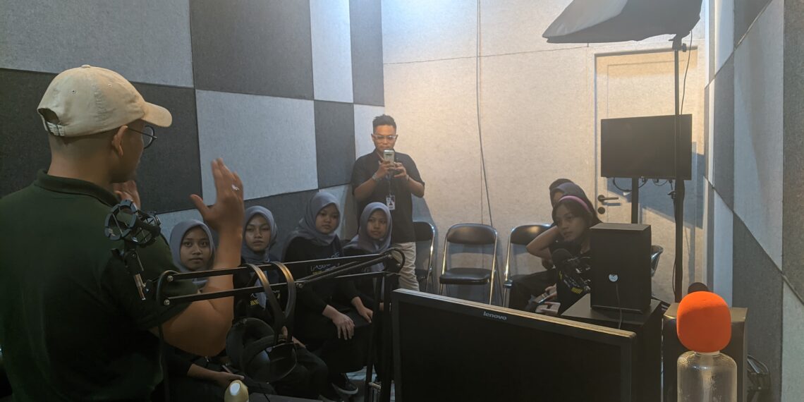 Siswa SMK Negeri 1 Turen Belajar Podcast dan Public Speaking di UB Medcom
