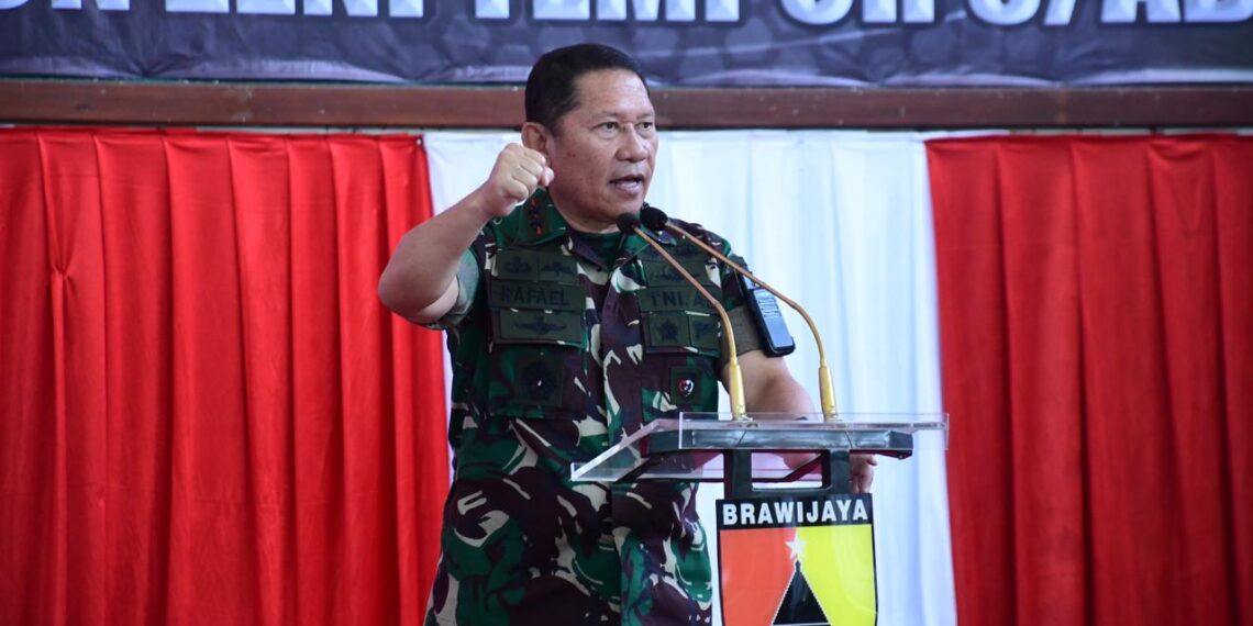 Mayjen Rafael Cek Langsung Kesiapan Tugas Satgas Yon Zipur 5/ABW