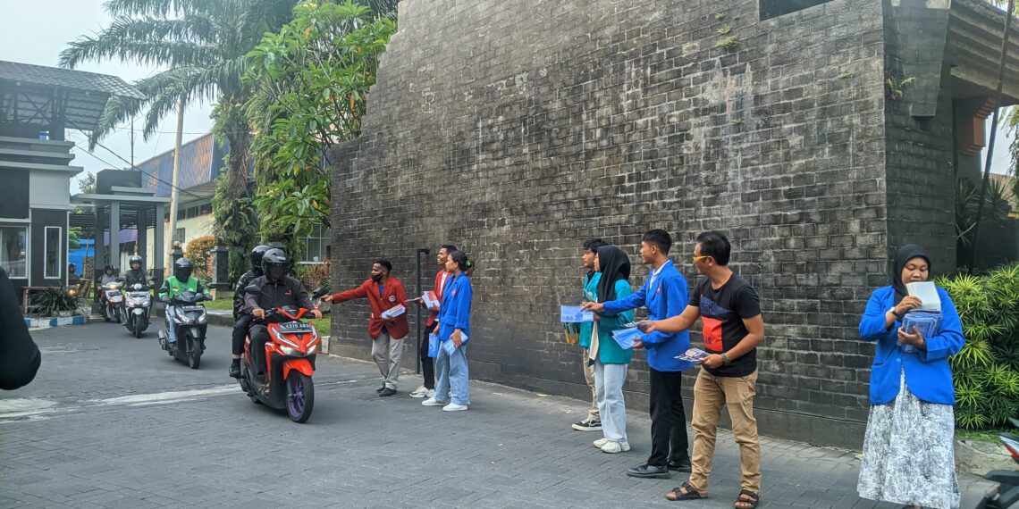 Pembagian Brosur Universitas Swasta Sambut Peserta UTBK