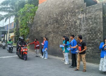 Pembagian Brosur Universitas Swasta Sambut Peserta UTBK