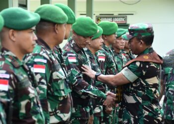 Asops Panglima TNI Periksa Kesiapan Satgas Pamtas Yon Zipur 5/ABW