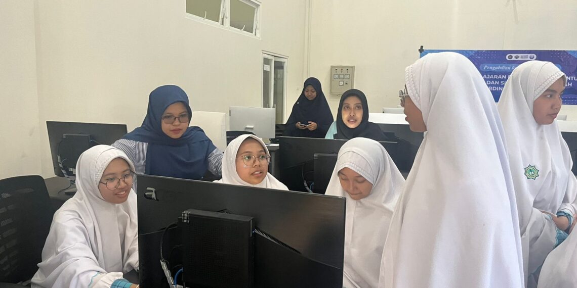 Universitas Brawijaya Kenalkan Bioinformatika pada Siswa SMP AR-Rahmah