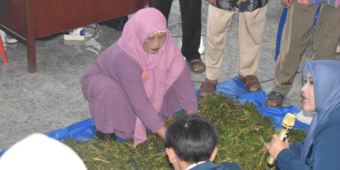 Mahasiswa MMD dan Dosen UB Latih Petani Desa Klampok Olah Limbah Pertanian Menjadi Pakan Ternak