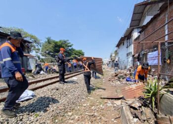 Cegah Resiko Kecelakaan, KAI Daop 8 Surabaya Sterilisasi Jalur Kereta