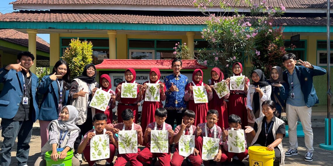 KKN FP UB Ajari Siswa SD Manfaatkan Tanaman Liar Menjadi Motif Ecoprint Unik