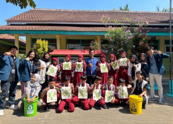 KKN FP UB Ajari Siswa SD Manfaatkan Tanaman Liar Menjadi  Motif Ecoprint Unik