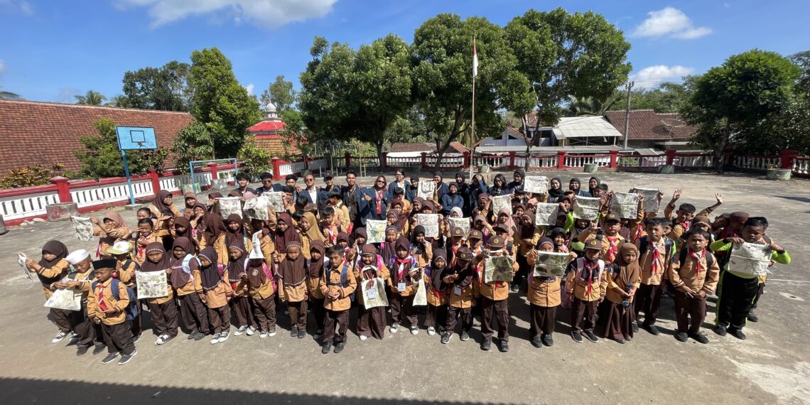 Mahasiswa Jantra 50 Kenalkan Batik Ecoprint di SDN Mentaraman