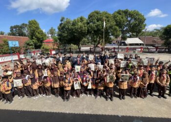 Mahasiswa Jantra 50 Kenalkan Batik Ecoprint di SDN Mentaraman