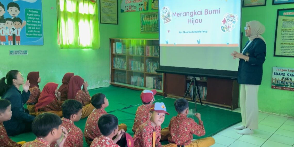 Tanam Pohon Menjadi Media Edukasi Lingkungan Tim KKN FP UB 2024