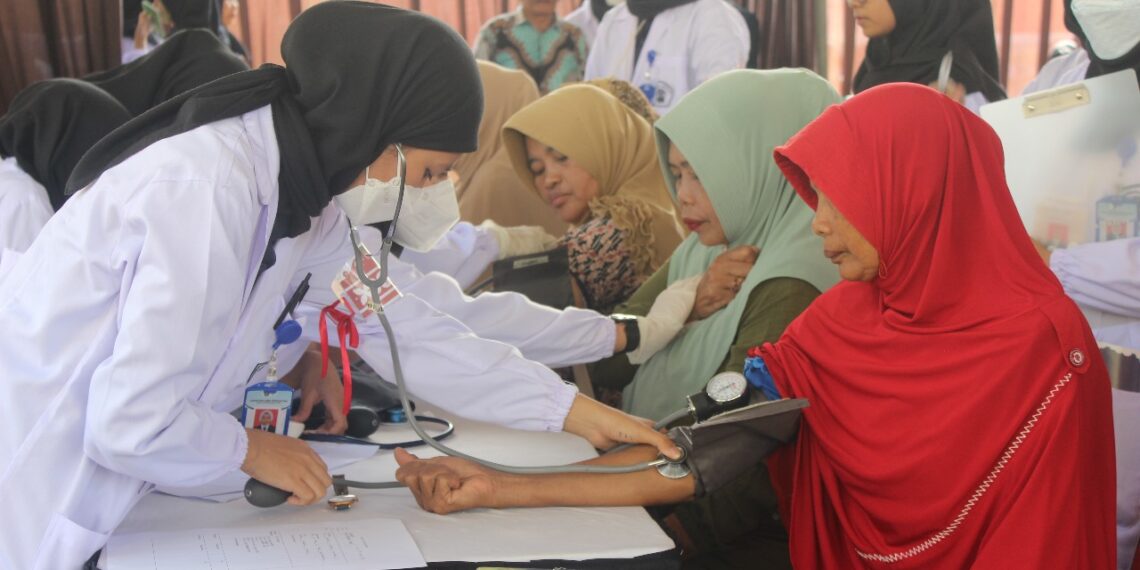 Warga Kademangan Antusias Ikuti Pengabdian Masyarakat FIKES UB 2024