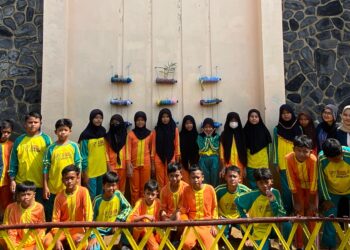 Mahasiswa KKN FP UB Ubah Limbah Plastik Menjadi Pot Tanaman Kreatif