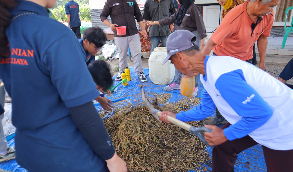 Program Kompos KKN FP UB Dukung Pertanian Organik Desa Sukoanyar