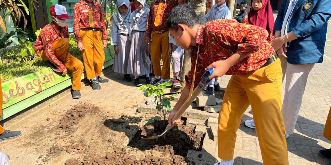 Proker  KKN FP Merangkai Bumi Hijau Edukasi Siswa SD Cintai Lingkungan 