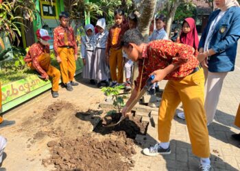 Proker  KKN FP Merangkai Bumi Hijau Edukasi Siswa SD Cintai Lingkungan 