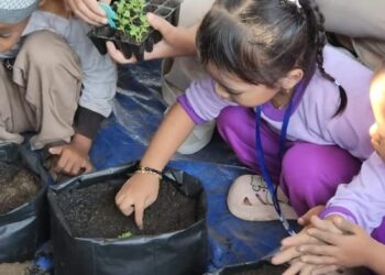 Mahasiswa KKN FP UB Ajarkan Anak Desa Banjarsari Cinta Tanaman