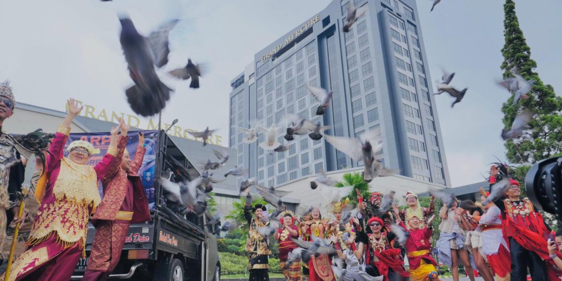 Semarak Kemerdekaan Grand Mercure Malang Lepas 300 Merpati