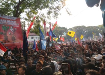 Ribuan Massa di Malang Kepung Kantor DPRD Tolak RUU Pilkada