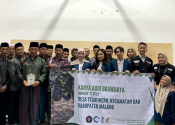 Dukung Petani Jeruk Tegalweru, Tim Rinoya EM UB Serahkan Alat Deteksi Kesuburan Tanah