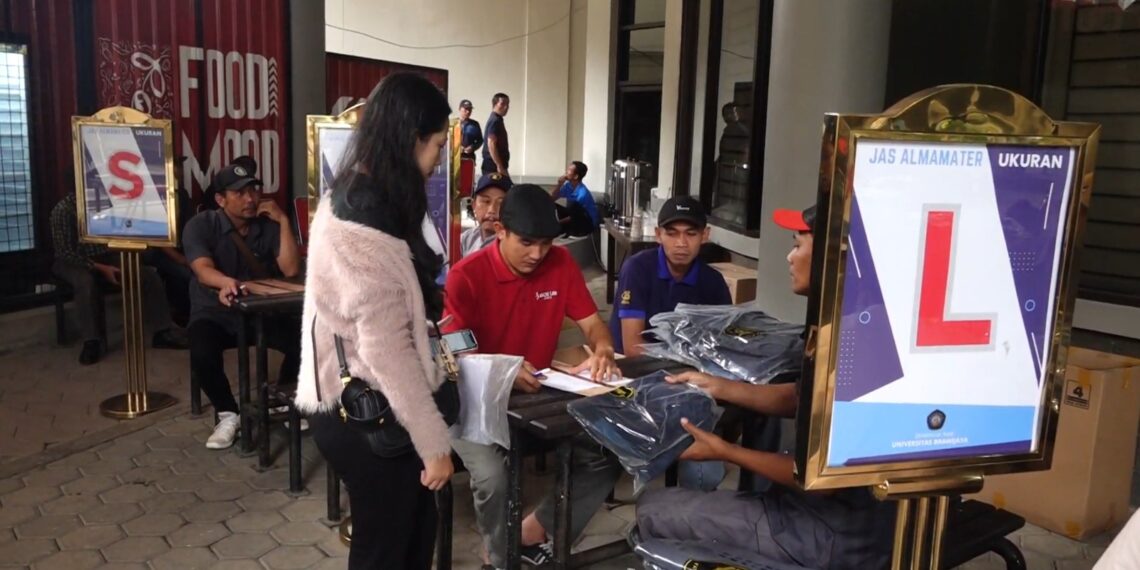 Mahasiswa Baru UB Antusias Ambil Jas Almamater