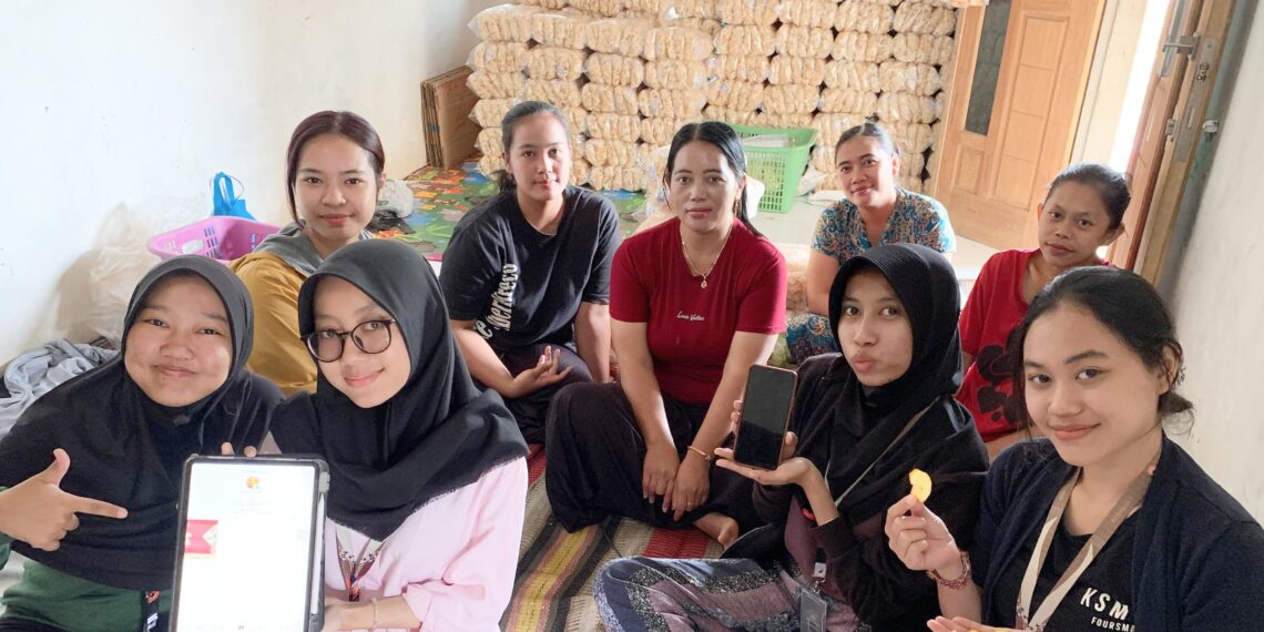 Mahasiswa KKN FIA UB Dorong UMKM Desa Gading Kembar Go Digital