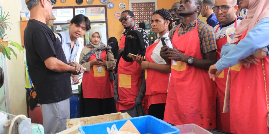 152 Mahasiswa Asing Pelajari Industri Keramik Dinoyo