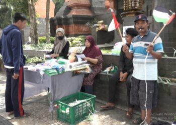 Penjual Perlengkapan PKKMB Depan UB Raup Keuntungan