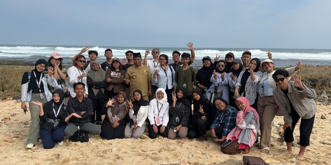 Mahasiswa FBD Aktifkan Promosi Media Wisata Pantai Jonggring Saloko