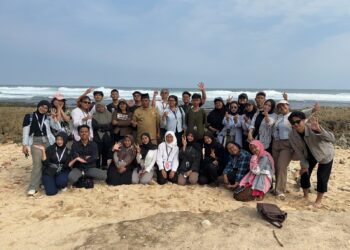 Mahasiswa FBD Aktifkan Promosi Media Wisata Pantai Jonggring Saloko
