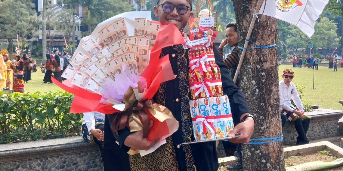 Dosen Fisip UB Raih The Best Kostum Upacara HUT RI