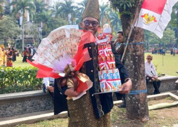 Dosen Fisip UB Raih The Best Kostum Upacara HUT RI