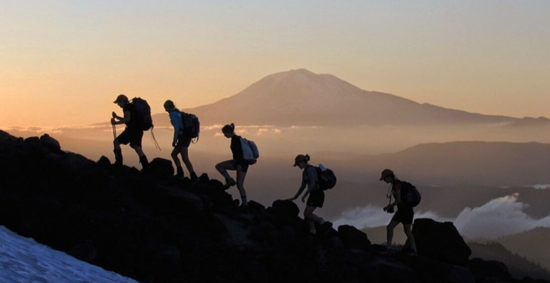 Tips Mendaki Gunung untuk Pemula: Bawa Barang-Barang Ini!