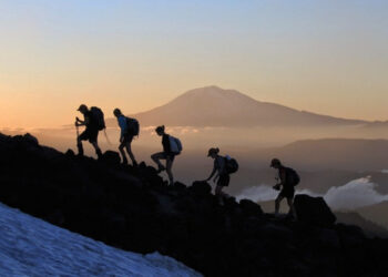Tips Mendaki Gunung untuk Pemula: Bawa Barang-Barang Ini!