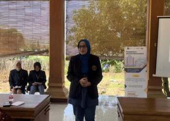 Tim PKM Departemen Ilmu Ekonomi FEB UB Bekali UMKM Gunungrejo Skill Fotografi