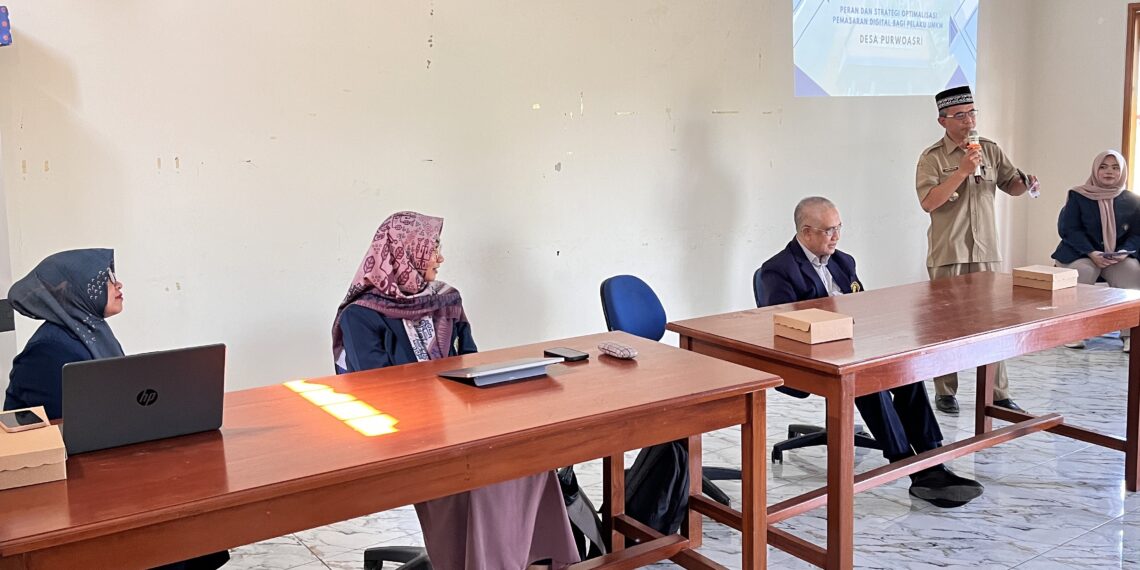 Kolaborasi Tim Pengmas IE UB dan PKM Mahasiswa Bantu Skill Pemasaran Digital UMKM Desa Purwoasri