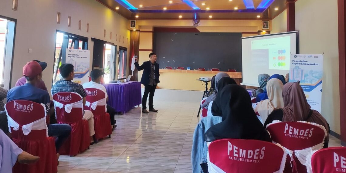 Dosen dan Mahasiswa Ilmu Ekonomi FEB UB Ajari UMKM Desa Sumbertempur Brand Identity