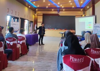 Dosen dan Mahasiswa Ilmu Ekonomi FEB UB Ajari UMKM Desa Sumbertempur Brand Identity