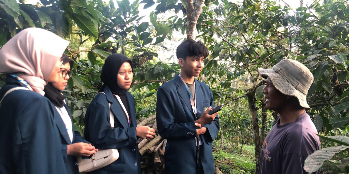 Pengembangan Potensi Kopi Desa Sumberdem Menjadi Fokus Pengmas Departemen Ilmu Ekonomi FEB UB