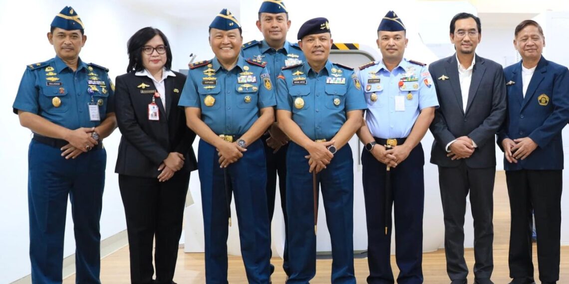 Miliki Kontribusi Besar dalam Kesehatan Penyelam, Rektor UB Terima Brevet dari TNI AL