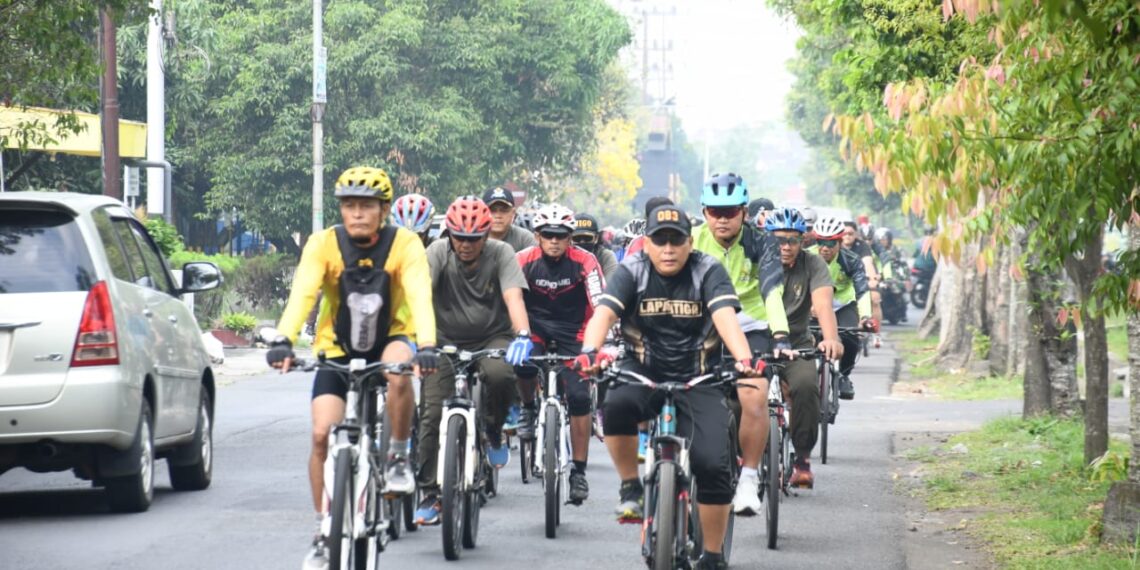 Jalin Kebersamaan, Danrem 083/Bdj Gowes Bareng Satuan Jajaran di Kota Malang