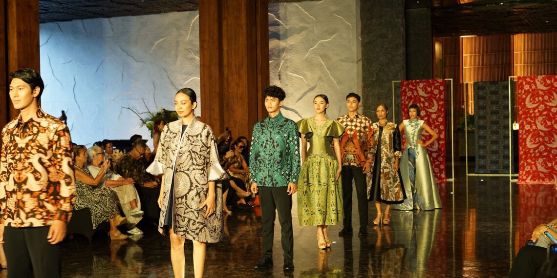 InJourney Hospitality dan Iwan Tirta Private Collection Gelar Fashion Show Berbatik di The Meru Sanur