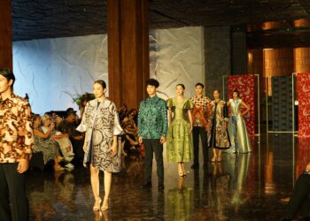 InJourney Hospitality dan Iwan Tirta Private Collection Gelar Fashion Show Berbatik di The Meru Sanur