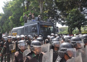 Tangani Demo Massa Puncak Latihan Penanganan Konflik Sosial di Lumajang.