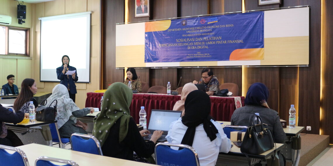 Tingkatkan Literasi Keuangan Digital UMKM, Tim PKM FEB UB Gelar Pelatihan SIAPIK