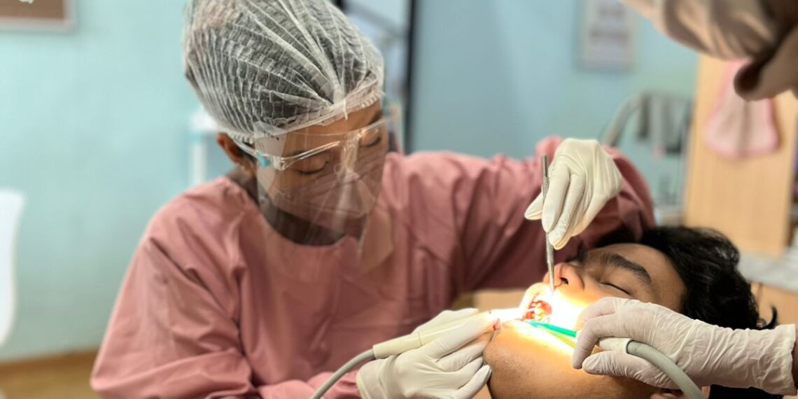 Implan Gigi vs Cabut Gigi: Mana yang Lebih Sakit?