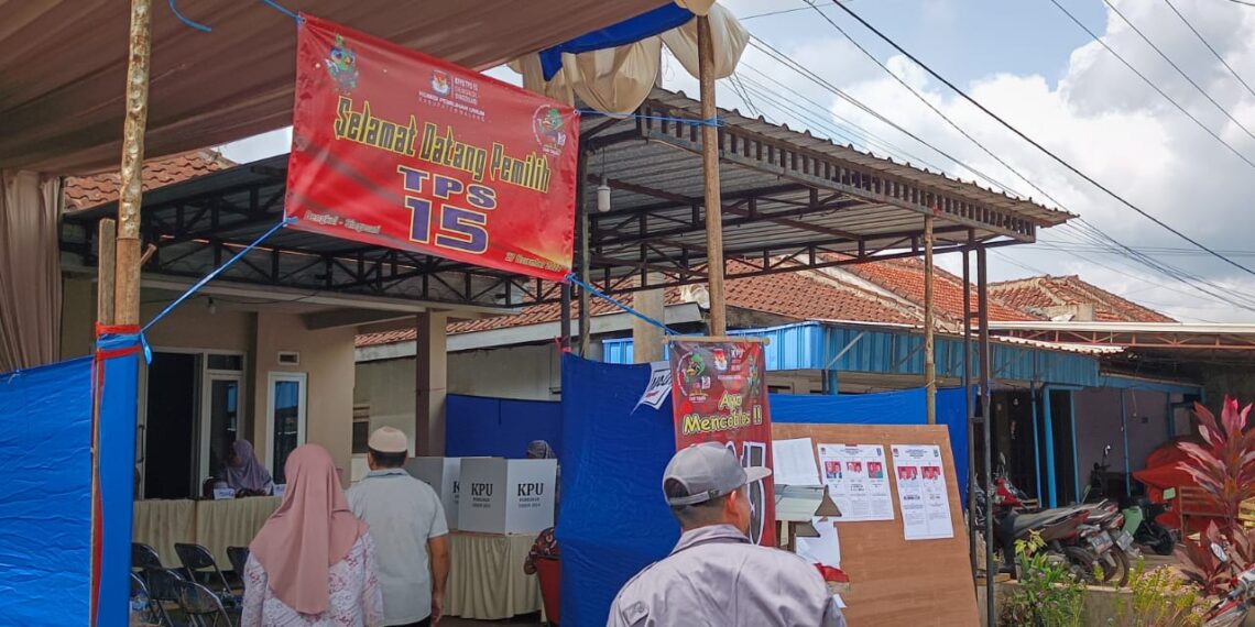 Warga Desa Dengkol Antusias Mengikuti Pemilihan Kepala Daerah di TPS 15