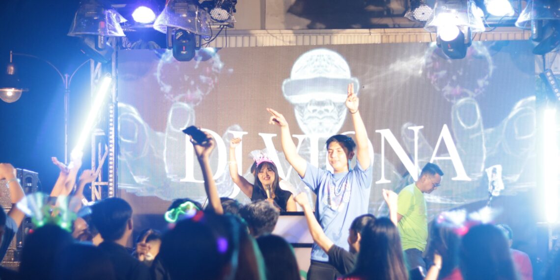 1000 Shoot Kembang Api Tandai Neon Glow Party